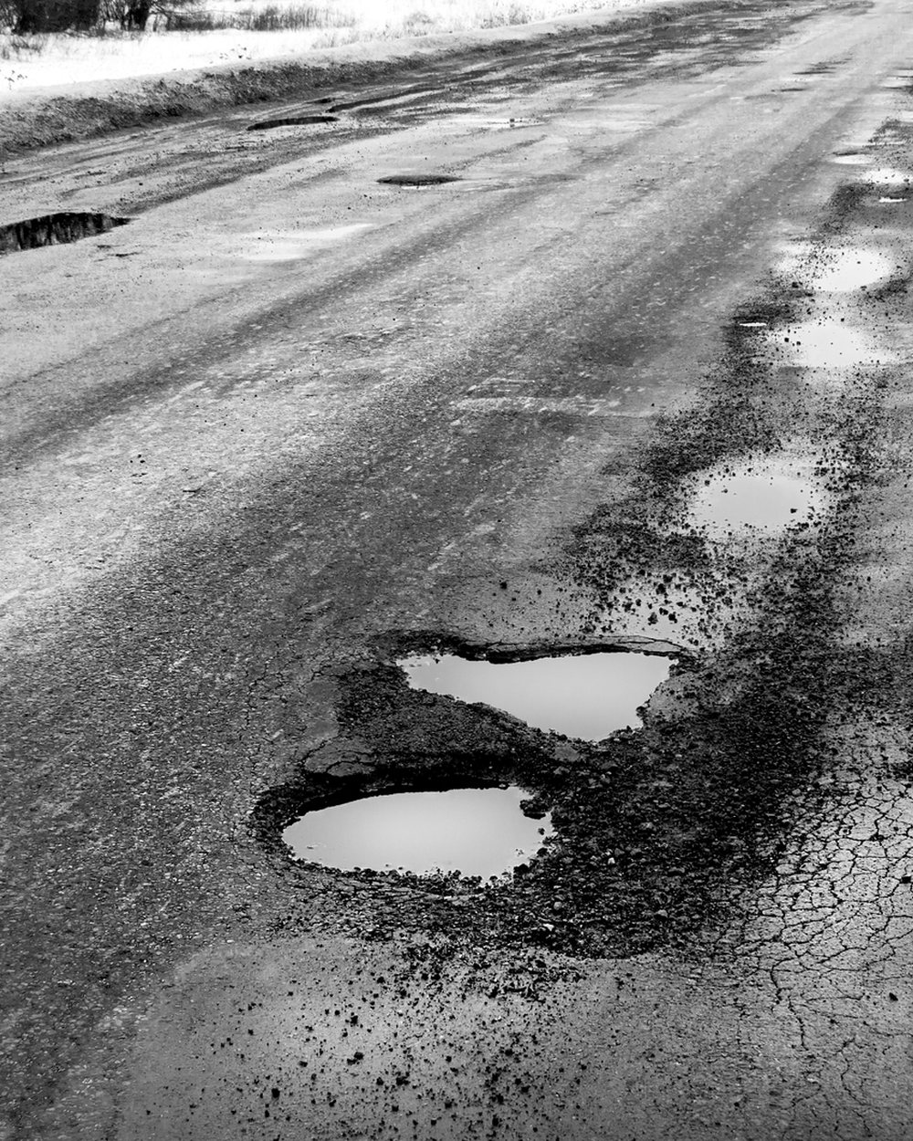 Holuskemmdir og sprungið slitlag á íslenskum vegi